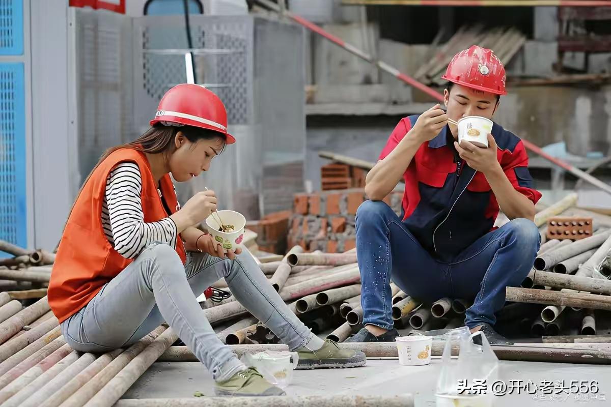 清江引·家
担如五岳压瘦骨，
休道是应担苦。
同舟风雨扶，
共把冰霜渡。
人间暖