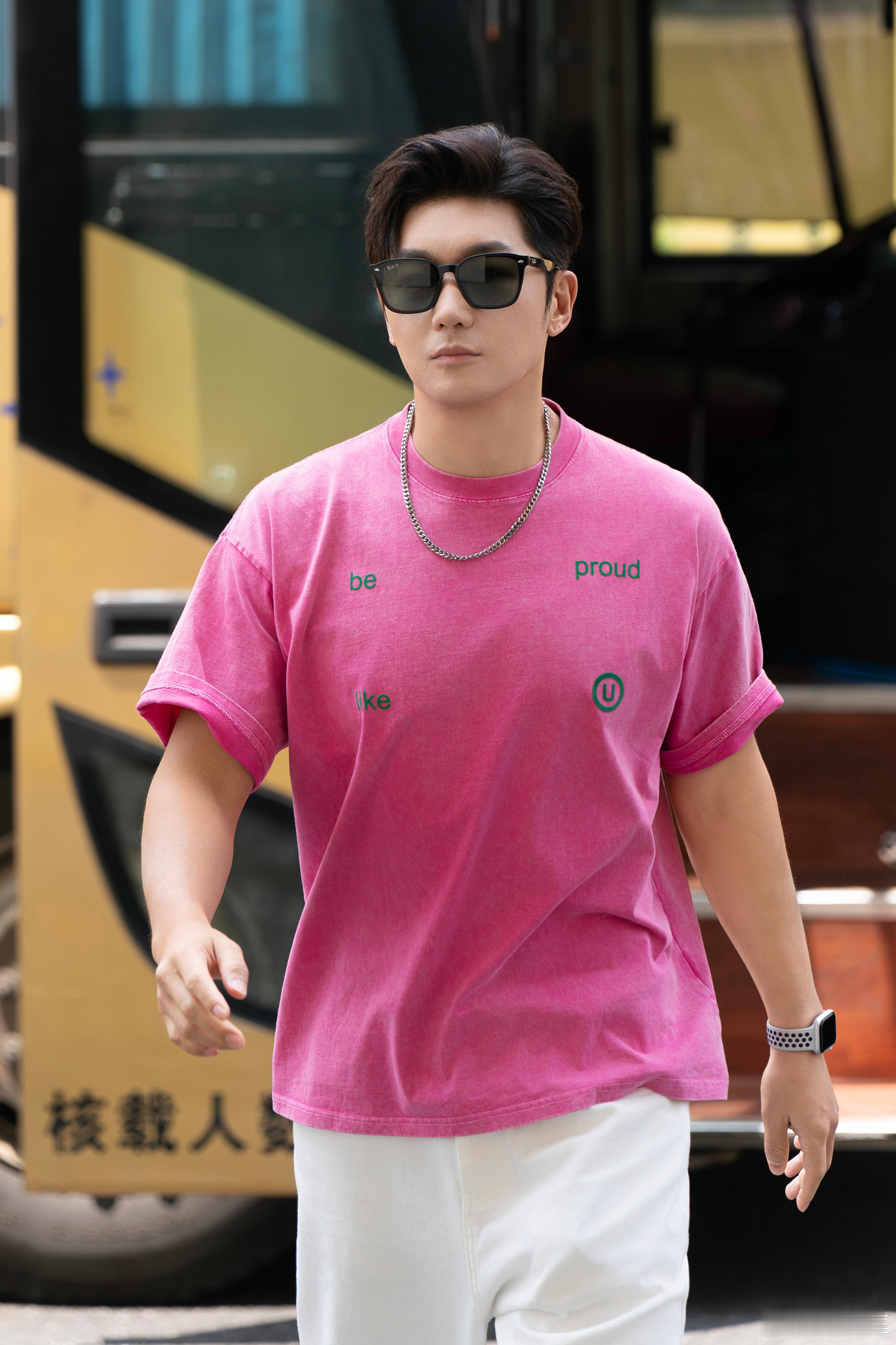 【泰山陪爬男演员说自己剧火人不火】泰山陪爬男演员月末还有三单近日，35岁的男演员