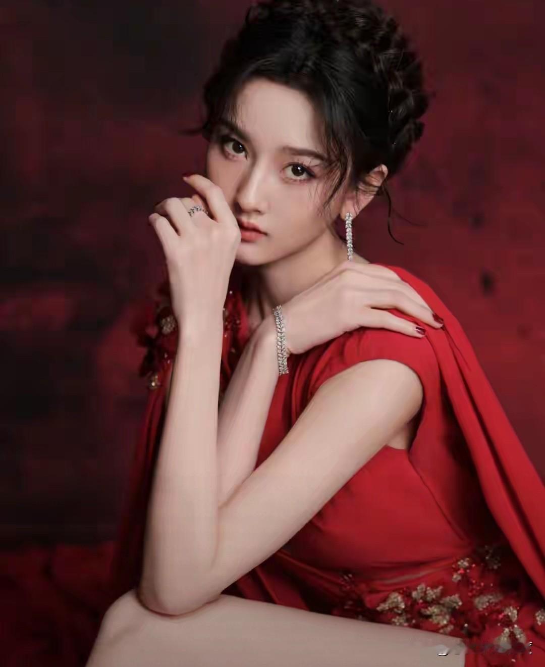 宋祖儿这颜值也太能打了吧！娇俏明媚，一眼就让人惊艳！[爱慕]

她长相甜美又精致