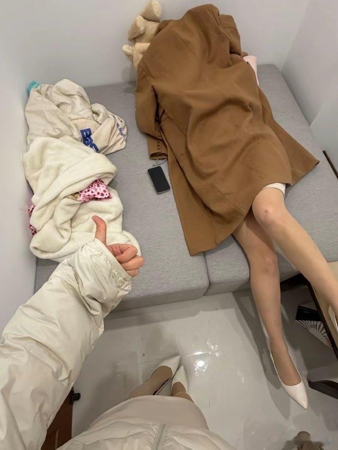 深圳某展会，后台的休息区。没什么职业能简简单单！高强度的体力消耗。这些女孩在镜头