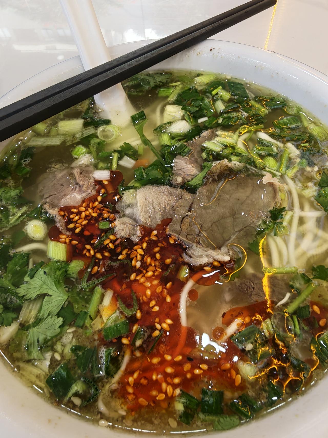 晒出你的本地生活这是在深圳，一碗兰州牛肉面卖13块，里面真正找到牛肉的只有两片薄