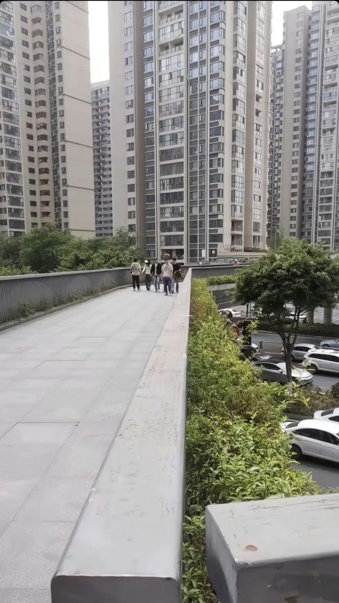 #一敏拉手好甜# [爱慕][爱慕]有友友发现最近一诺的女友来成都找一诺了，发现他