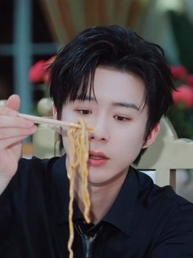 刘宇宁吃饭真的很秀气～烟火气落在眉眼间，简单的干饭瞬间，也成了心动画面。刘宇宁开