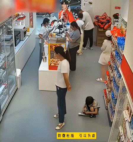 超市货架突然倒塌，砸中逛超市的母女俩，还好母亲受伤硬抗，缓冲砸中女儿的力量……