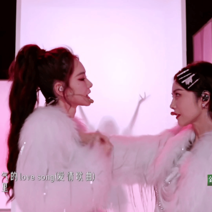 #不要怀疑戚薇浪姐眼光##乘风2024# 初舞台原创曲目即刻引爆热度！作为《热恋