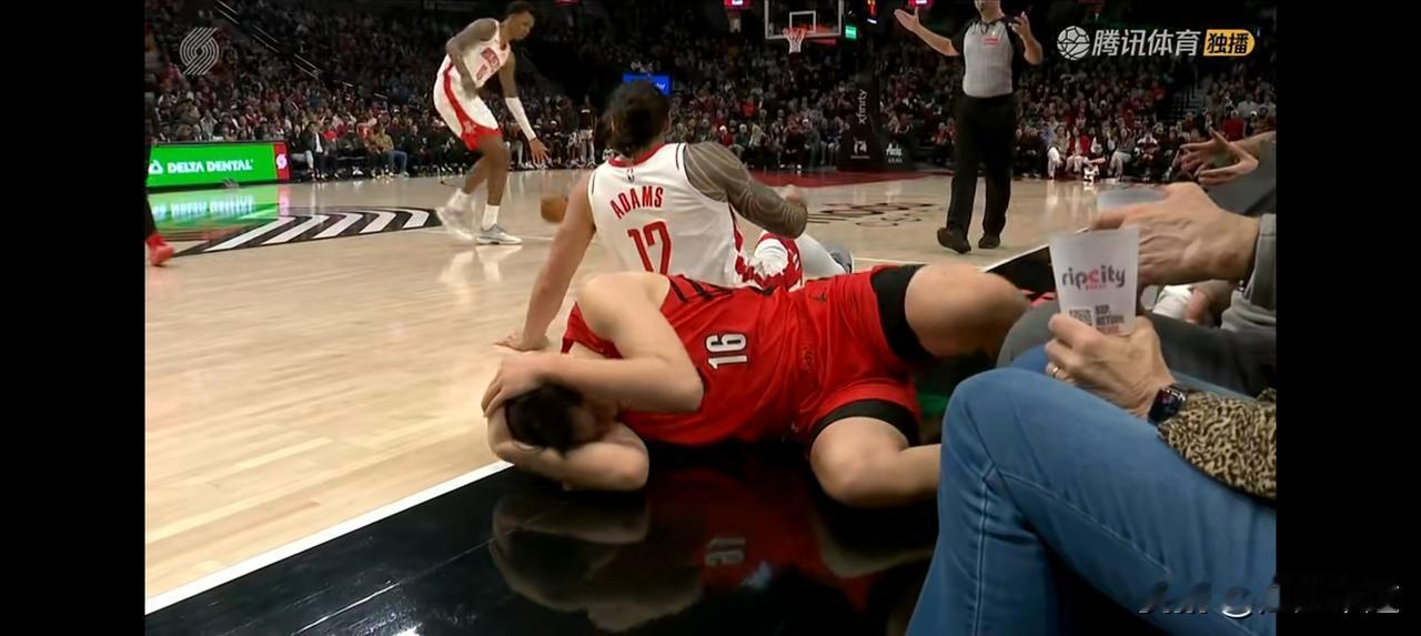 杨翰森倒地抱头痛苦！第二节，杨翰森和亚当斯抢球被亚当斯压到头部，无奈斯普利特将杨