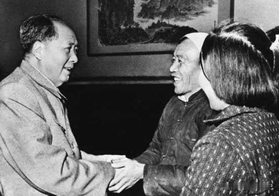 [太阳]1980年，农民陈永贵主动辞去国务院副总理的职位。而当陈永贵向华老辞别时