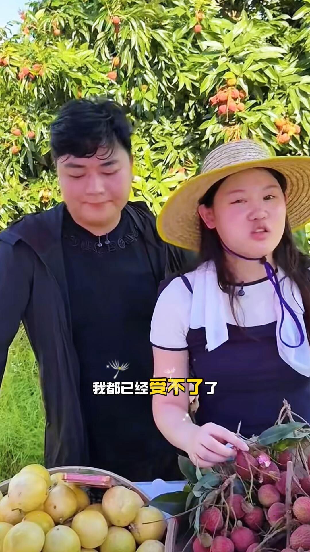 全红婵哥哥和张家齐一起直播卖荔枝，这是真的新鲜，后面就是荔枝园！
两个人好有亲兄