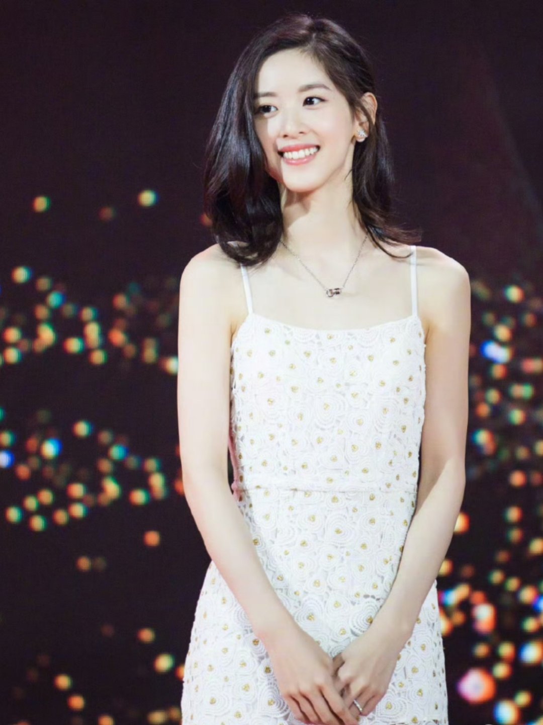 章泽天参加访谈时透露自己的作息习惯。她称自己会尽量每天七点起床，起床后会浏览新闻