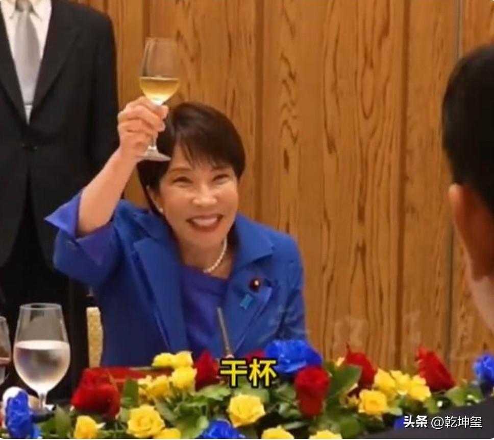 高市早苗这一举动让日本国民不满？高市早苗每每会见外宾，都丑态百出，也不知道是因为