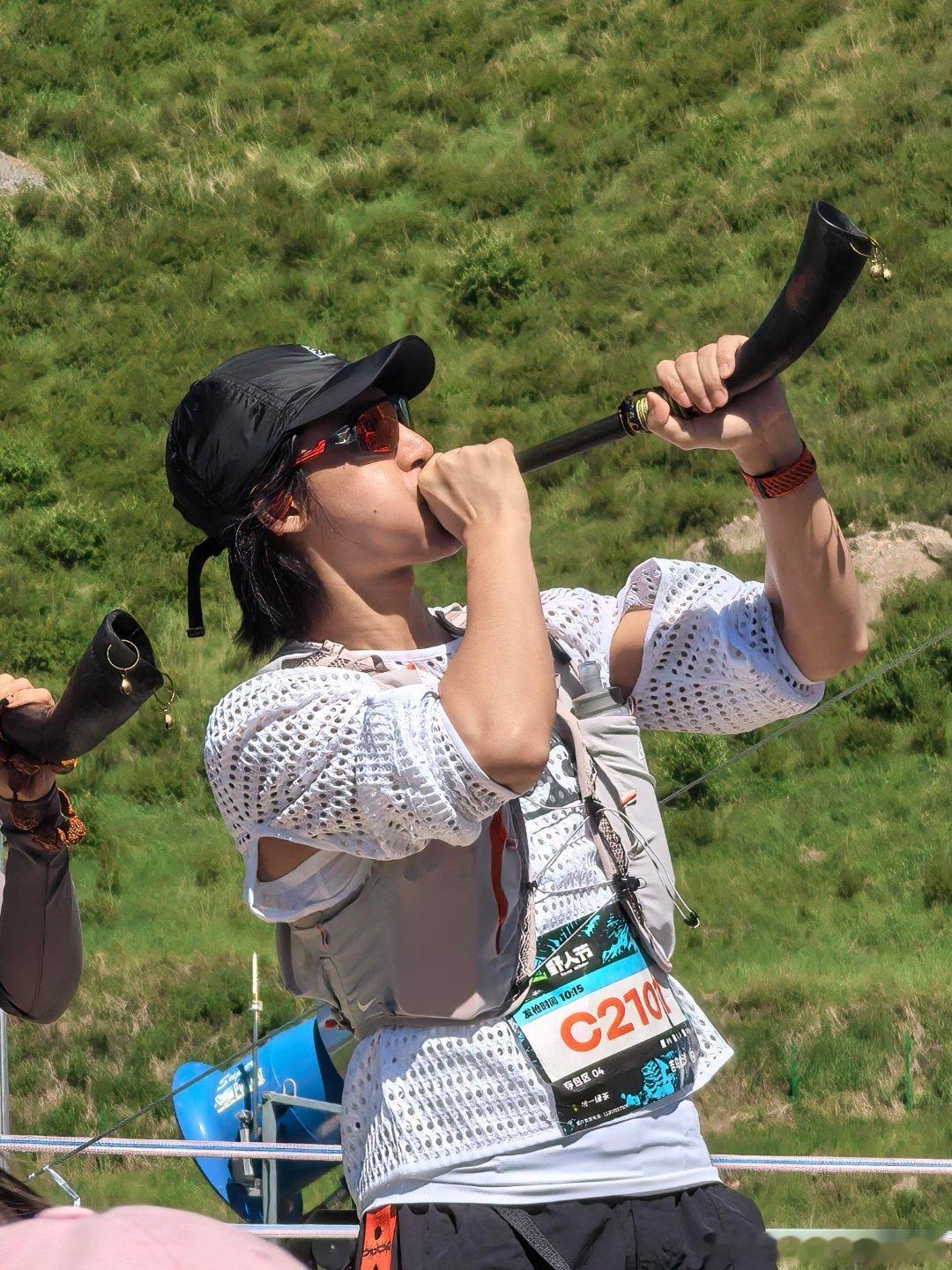 偶遇此沙素颜越野十一度穿短裤跑越野，此沙这身体素质确实可以，拍戏再忙也要爬楼加练