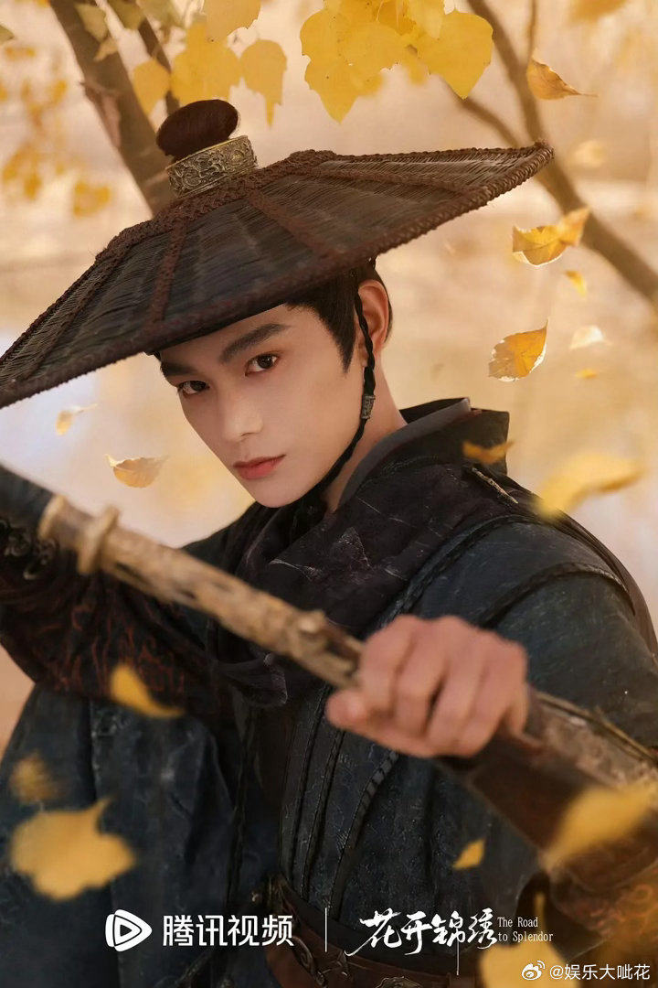 这个《花开锦绣》算不算近期上映的作品里少有的大制作了？丁禹兮邓恩熙海报都是在敦煌