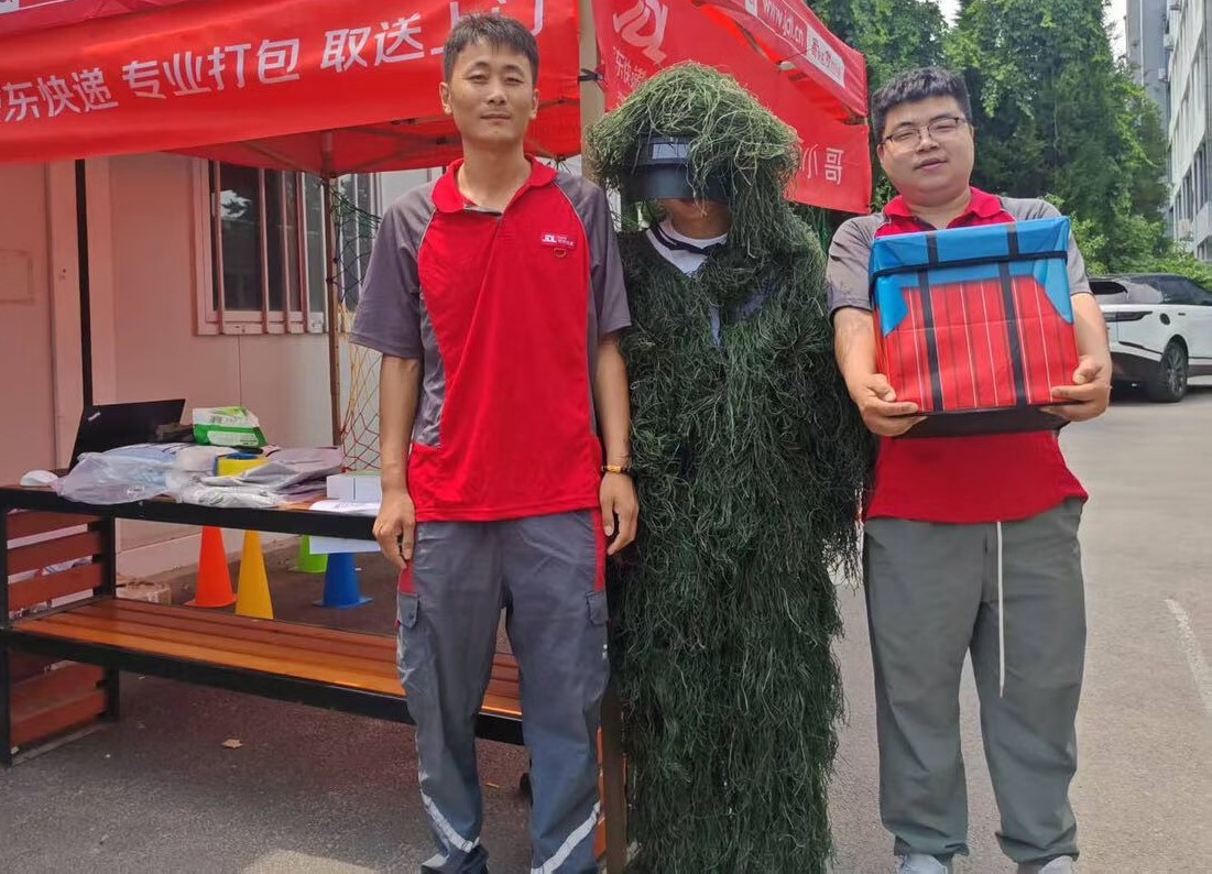 京东快递小哥变身满配小哥 今天在学校看到个京东小哥cos特种兵送快递，头盔戴上吉