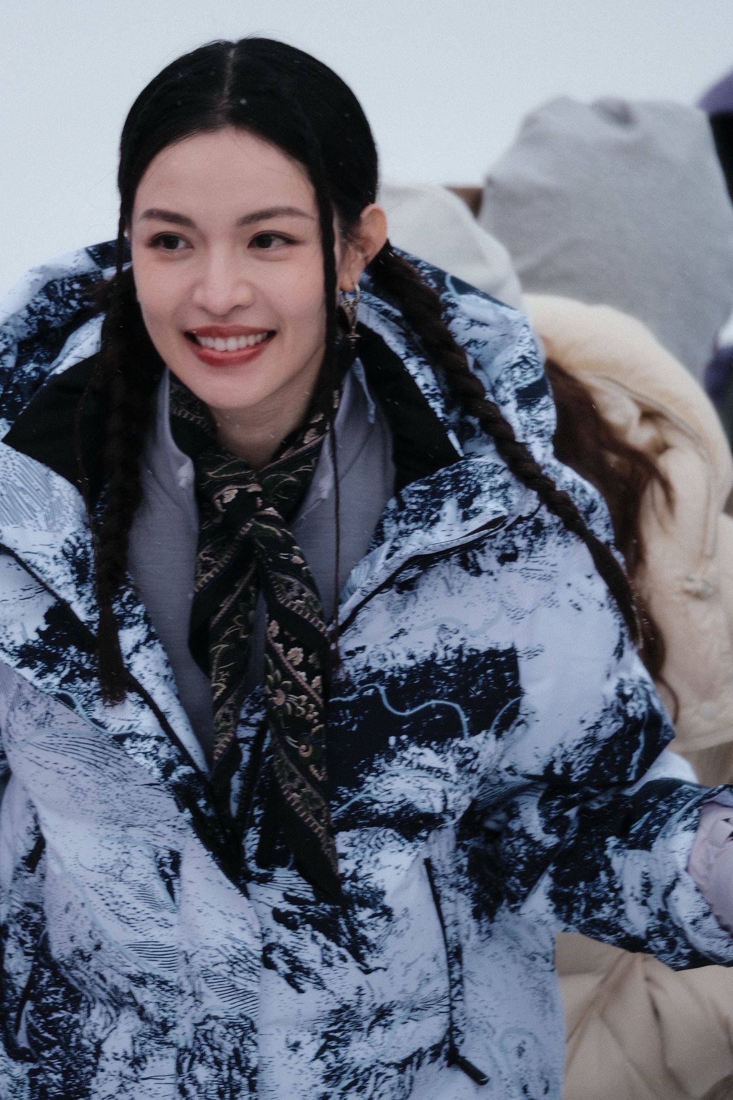 钟楚曦冬日出行松弛感 谁能拒绝闪现在阿勒泰的钟楚曦啊！这冬日出行也太松弛了吧！主