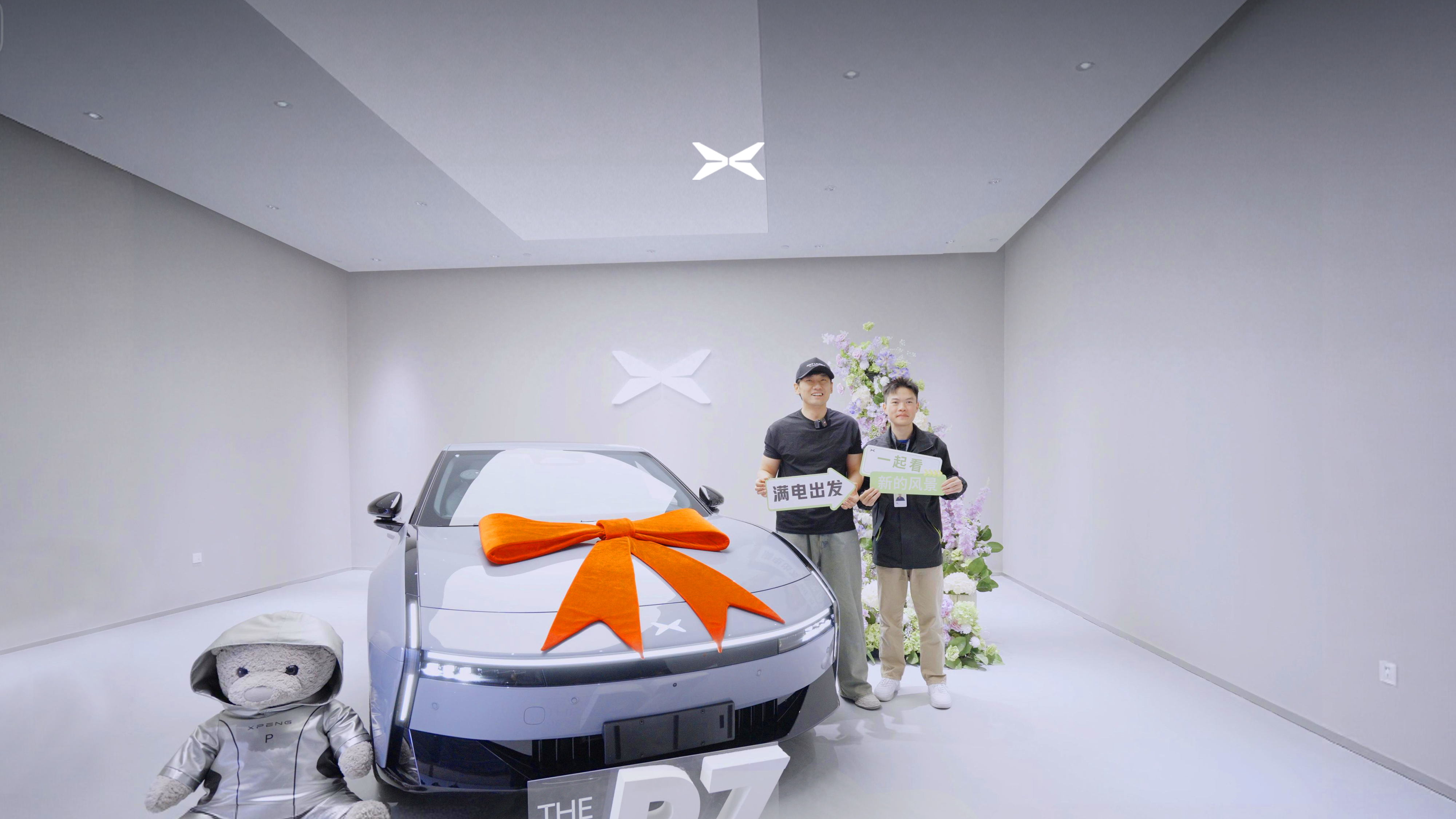 美食界顶流乌啦啦喜提全新小鹏P7，提车后直奔猪脚饭开启探店之旅！初见被颜值吸引，