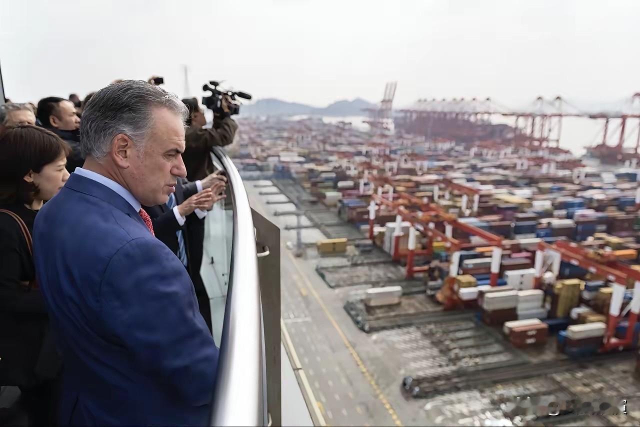 乌拉圭总统奥尔西是真的被“震撼”到了，他昨天到上海参观一圈后，在社交媒体上发布两