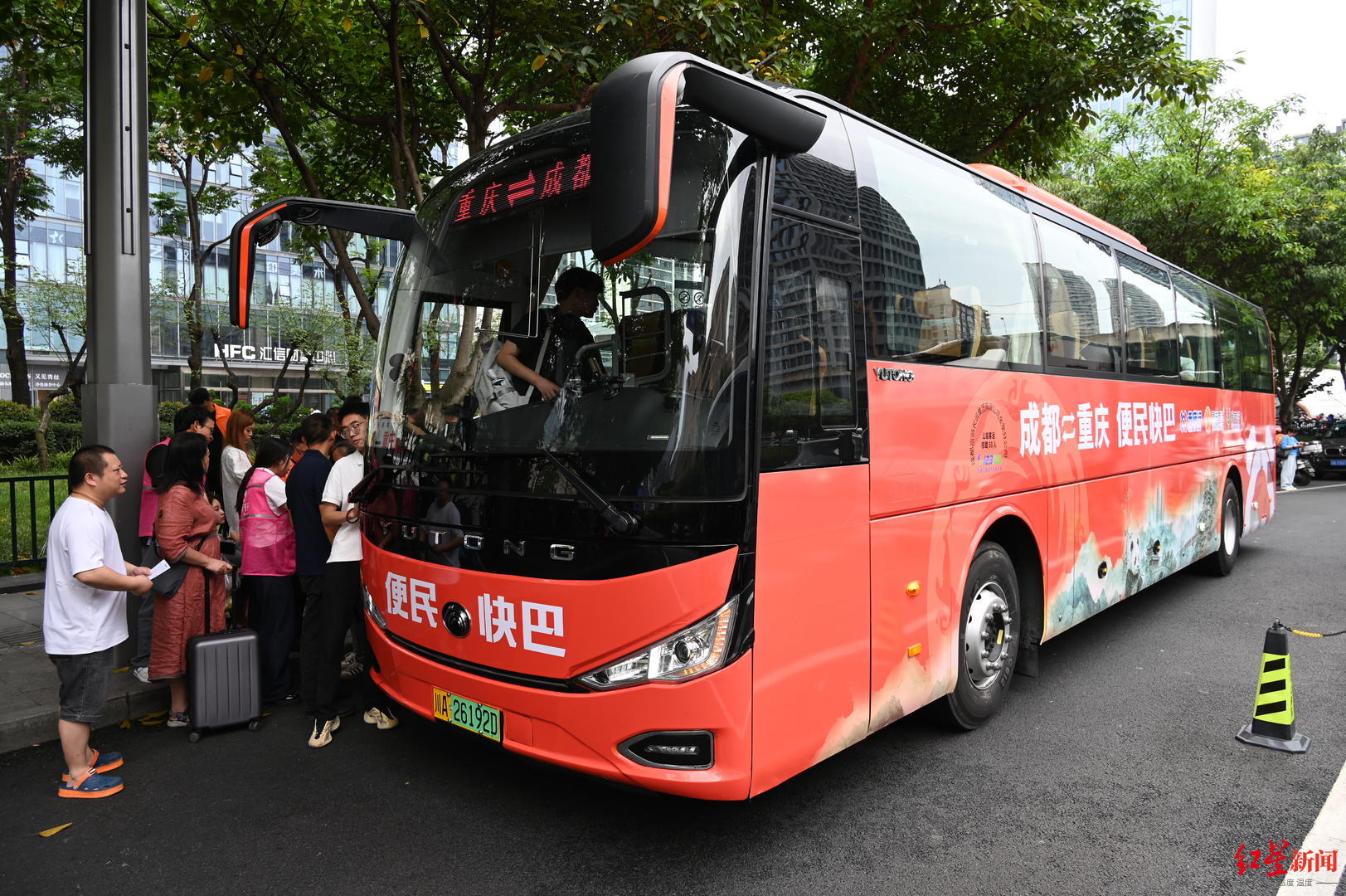 单程50元直达重庆!成渝便民快巴开行首日爆火