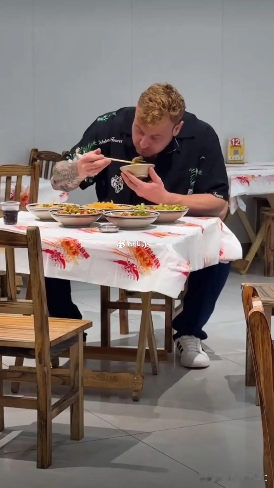 这老外一个人吃五个菜，连续干了好几碗饭，果然还是中国菜好吃！ 