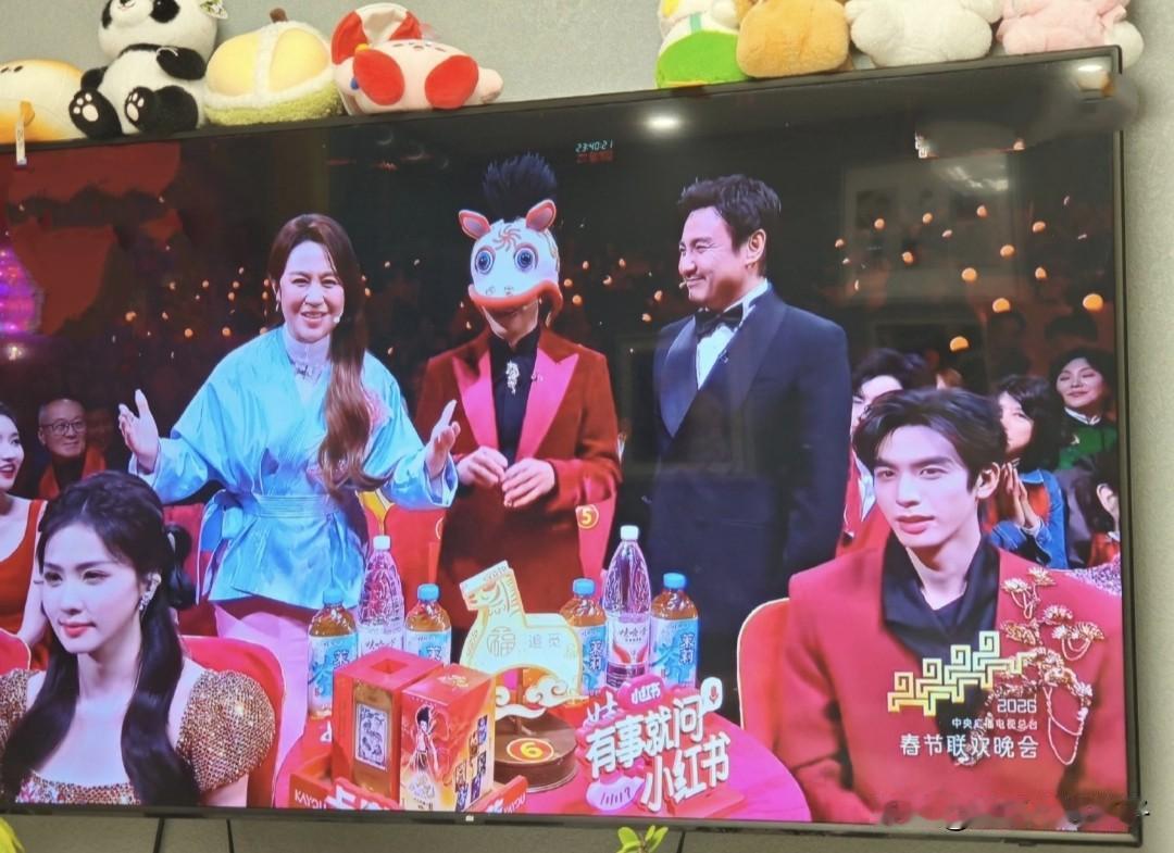 万万没想到，沈腾也会紧张说错台词！
昨晚，央视春晚舞台，沈腾与主持人撒贝宁互动，