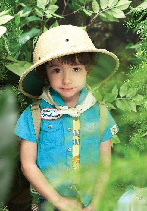 同事的儿子来办公室玩，我逗这小家伙：“中午咱们吃饭，是我掏钱，还是你爸爸掏钱？”