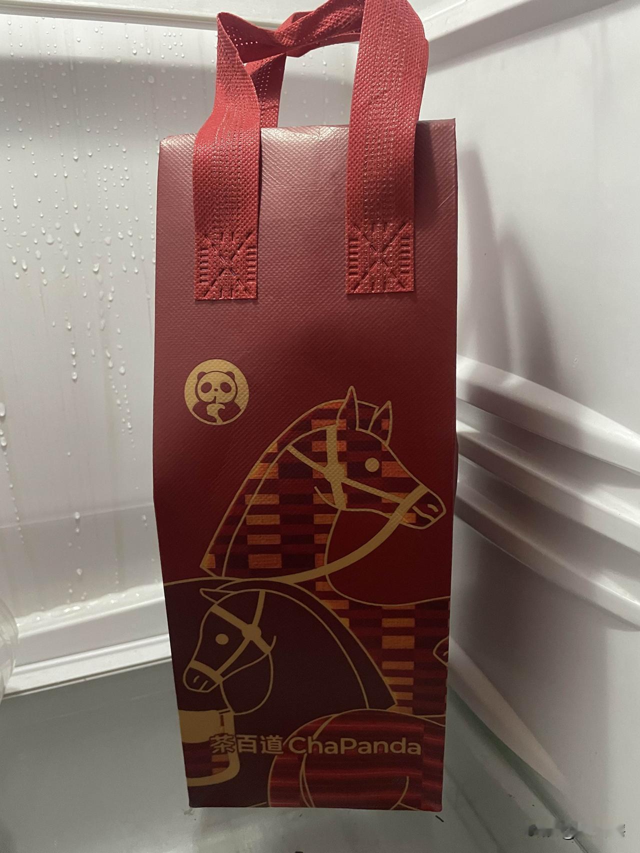 分享我这周有趣的事：每年春节前总有意外惊喜，来自某企业的免费奶茶