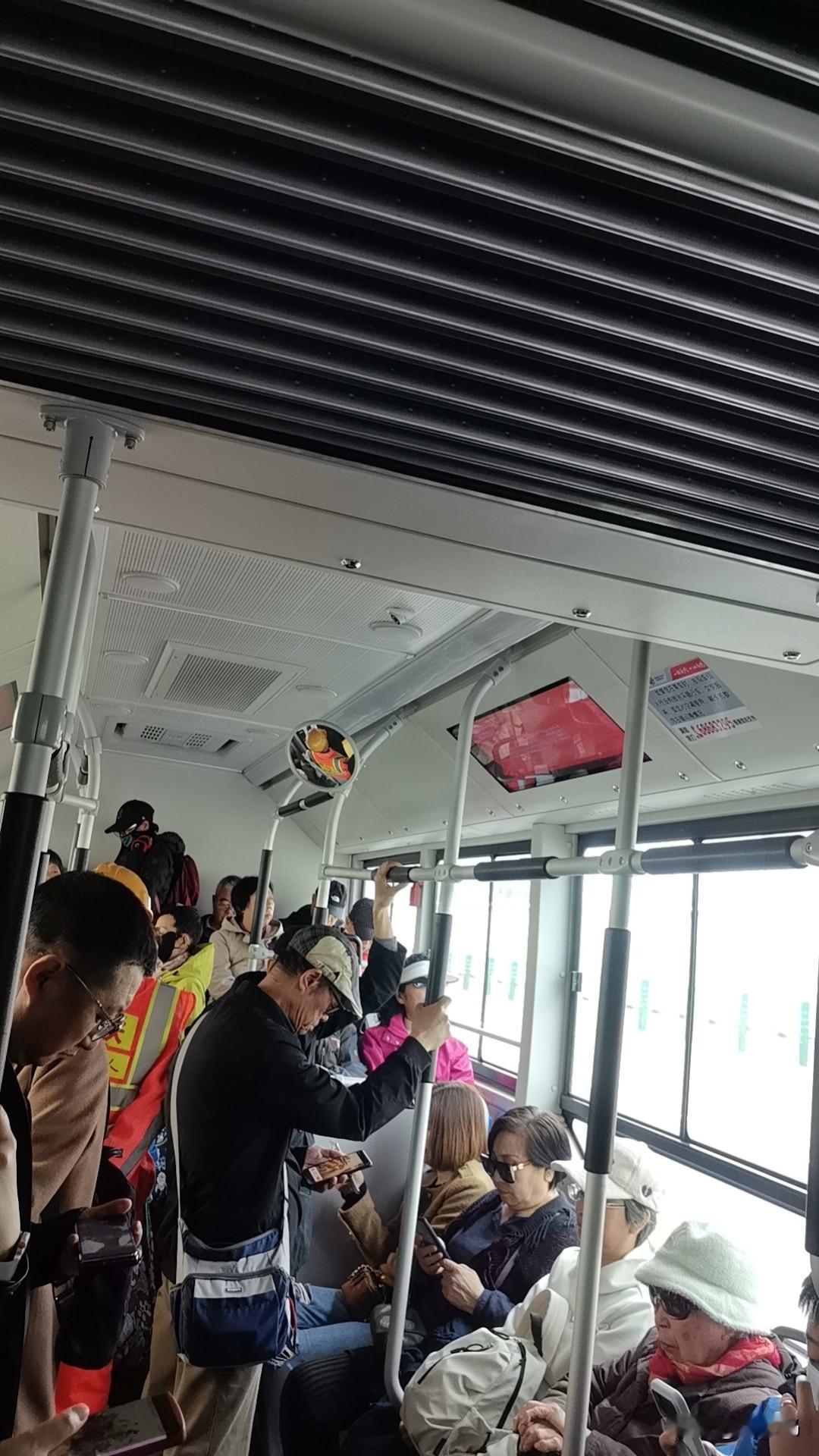 又是没有混上座的一天
   今天依然是坐公交回去的，8点多回沟里的人不多，等到1