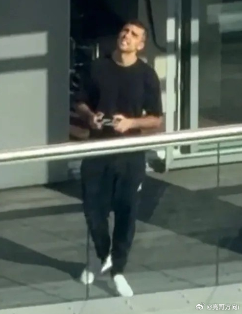 《太阳报》报道，曼城中场罗德里因在公寓窗外飞无人机而惹恼邻居，后者已向警方举报了