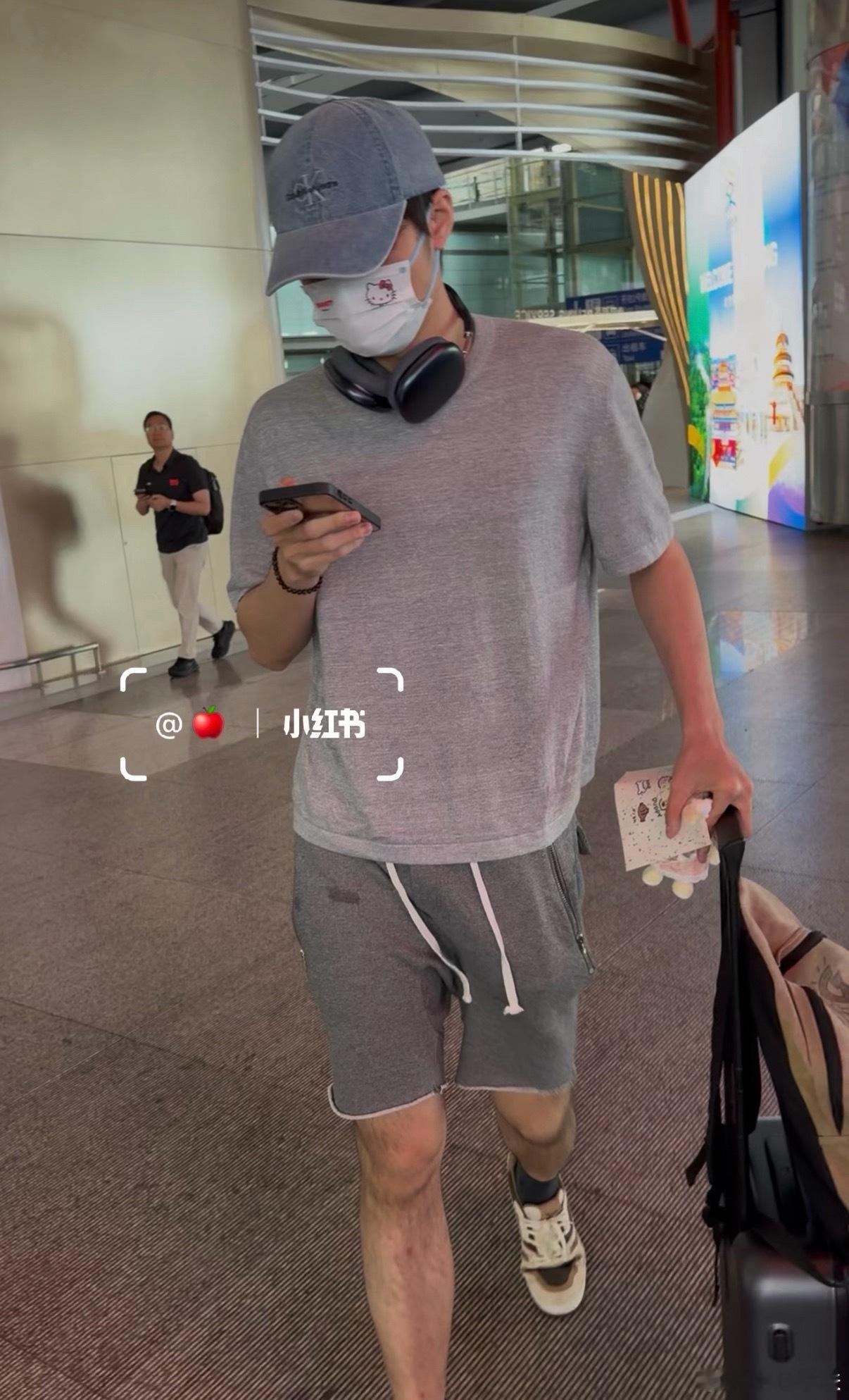怦然心动20岁  刘志鑫浑身上下都写着“我是nn的男朋友”戴nn的帽子和口罩 戴