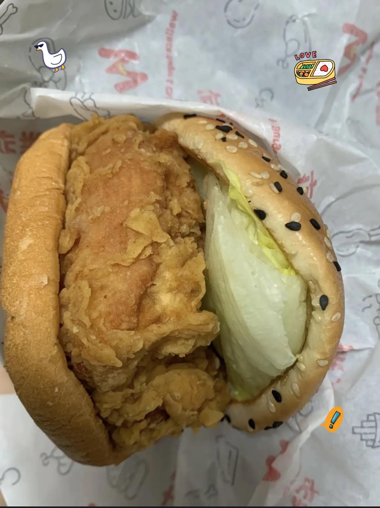 救命！这汉堡的肉多到把菜挤哭了！
 
家人们谁懂啊！刚咬开汉堡直接瞳孔地震—— 
