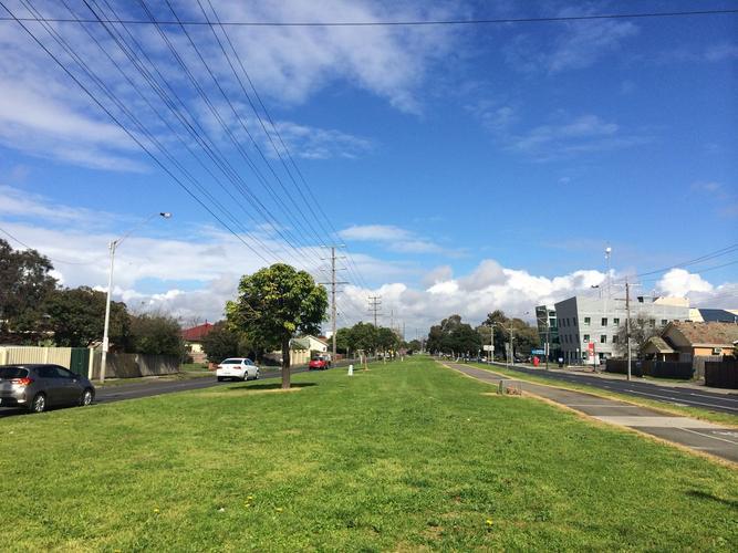 现在的城市结构是城市加农村，成为了二不像的大城市了！
这种情况很普遍，现在不少地