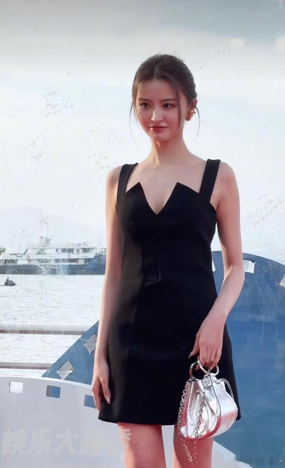 金子涵右耳几乎听不见金子涵这衣服穿搭好好看，有点俏皮可爱