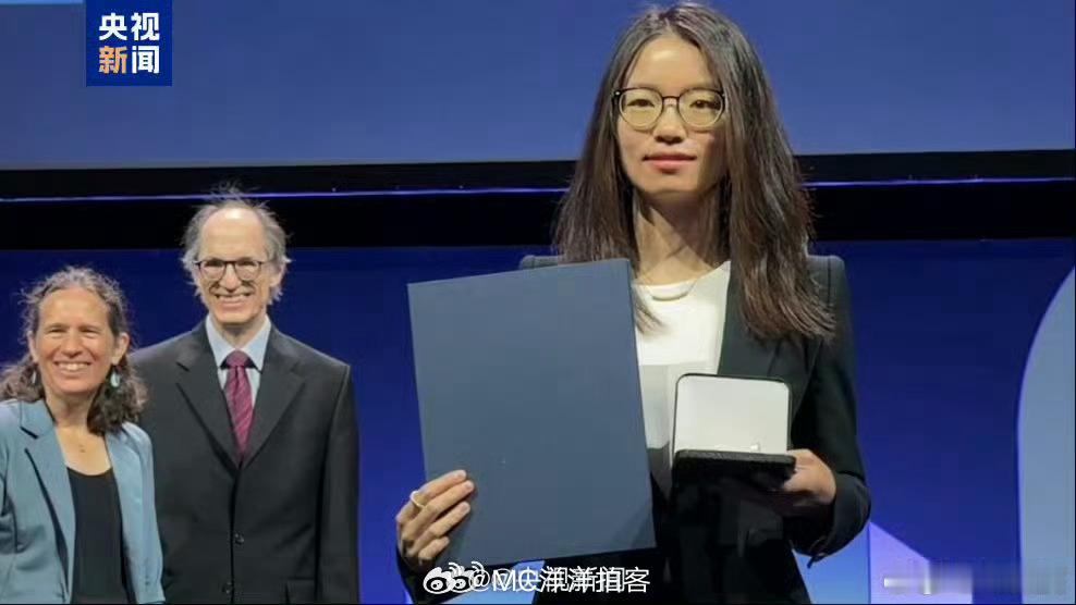中国籍数学家首获菲尔兹奖 钻研数学，是我坚定的选择。王虹坦言，心中藏着一份炽热的