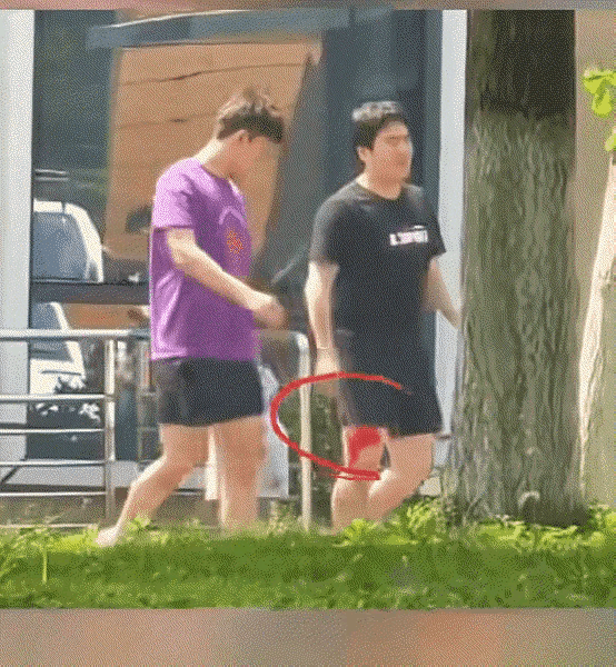 今天上训的路上，大胖腿部不仅贴着肌贴，而且走起路来一瘸一拐的，有网友说他脚也受伤