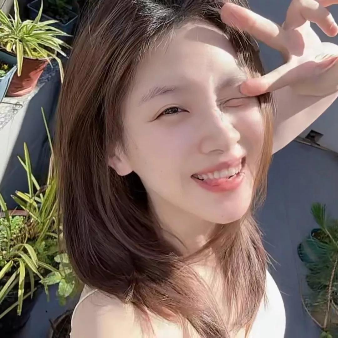 阳光明媚，微笑自拍，植物相伴，元气满满的一天！🌞🌳😊微笑自拍 明媚自拍 自