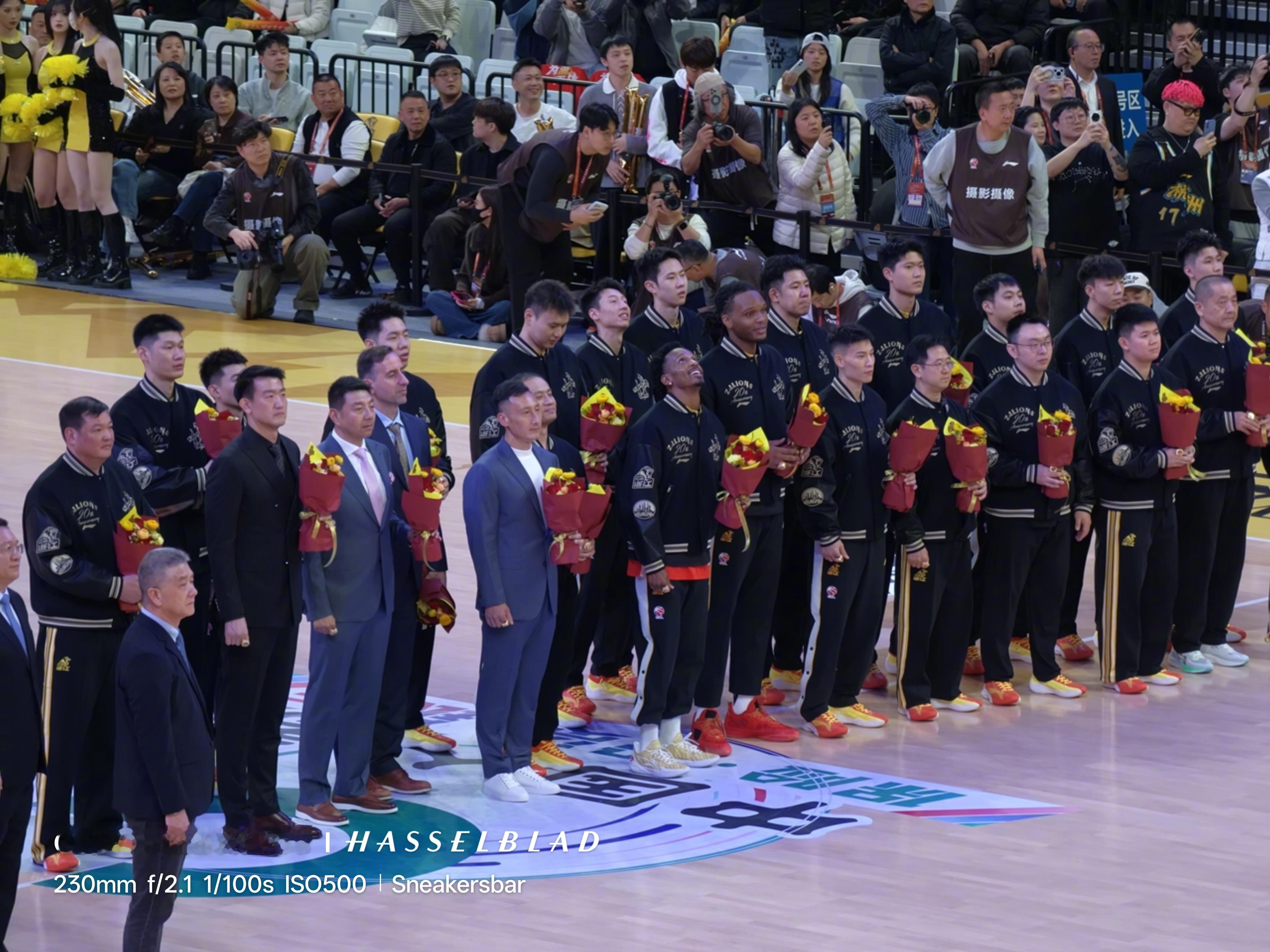 CBA新赛季揭幕战🏀浙江队主场升起总冠军旗帜🏆卡尔顿、布朗接连拿下新赛季头两