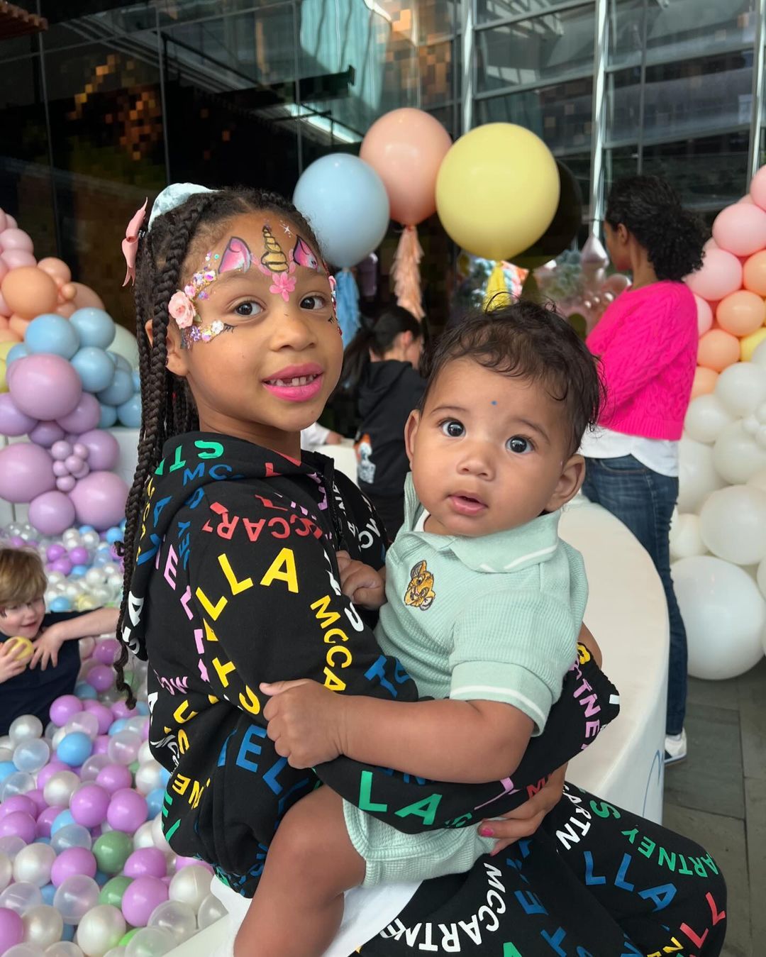 补几张阿莱生日照[照相机][照相机]娟娟跟嘴哥这两家子关系真好#金州勇士[超话]