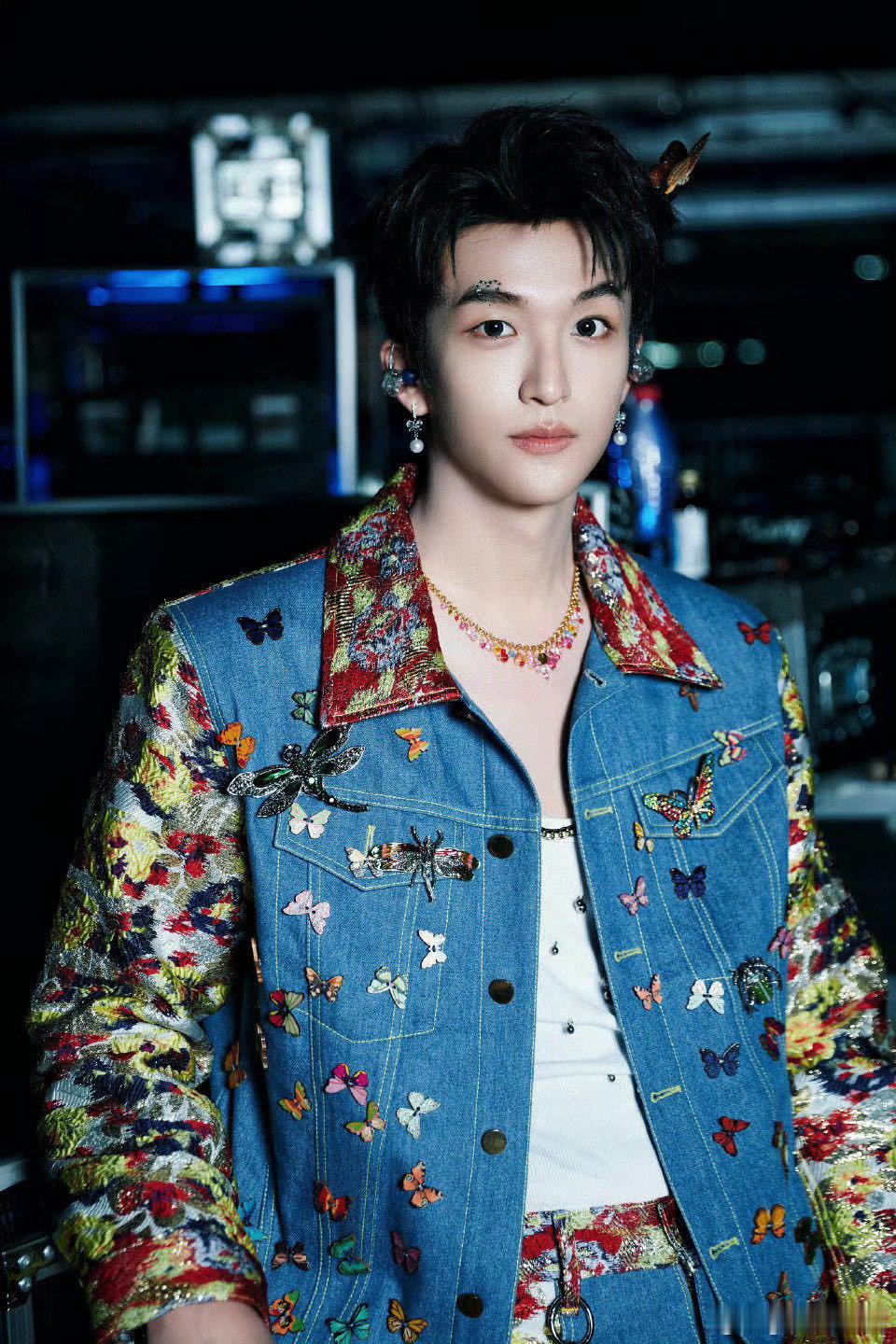 黄子弘凡演我听八卦的反应 官宣视频沉浸式吃瓜直接演我！听到悄悄话耳朵恨不得贴过去