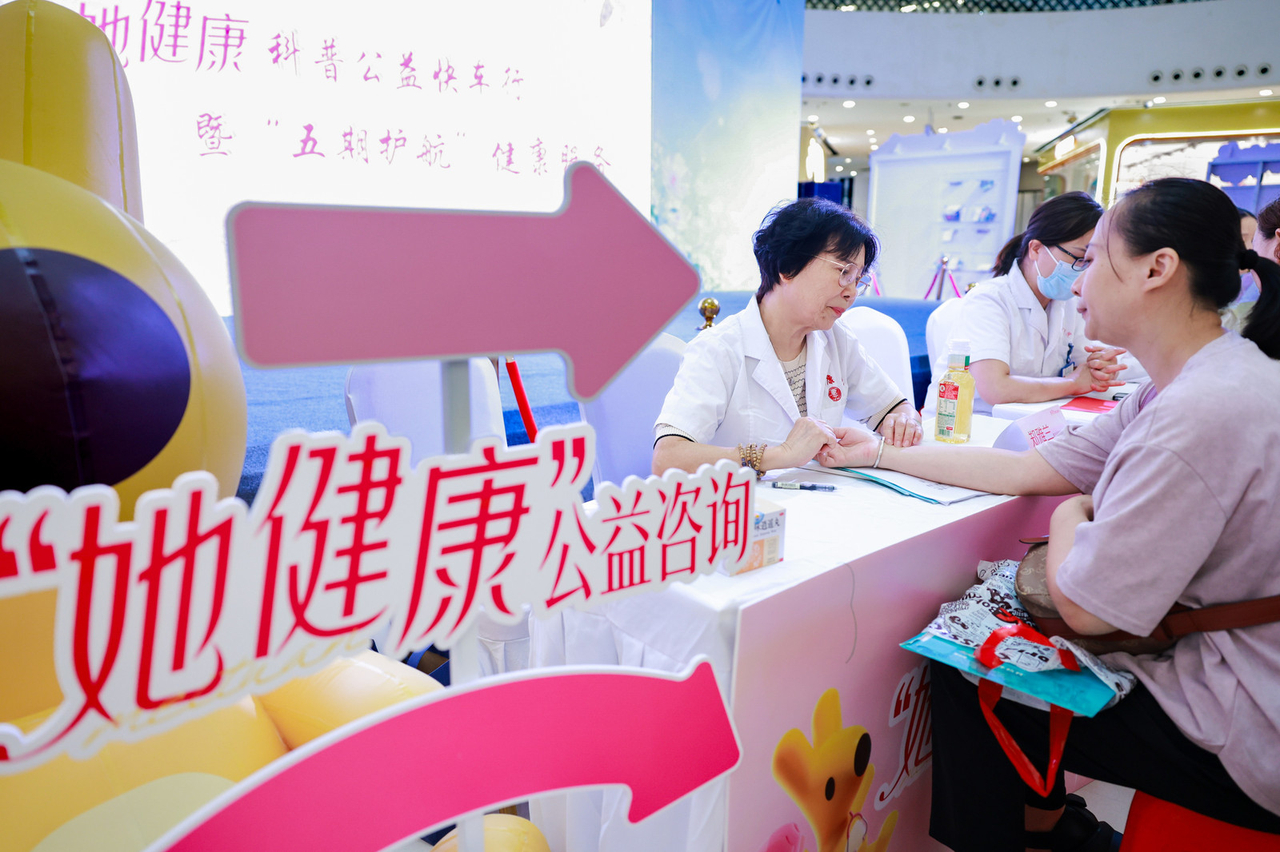 平时挂号排队2小时，今天在公益快车上免费搞定！周末在三明万达偶遇这辆粉色小车，居