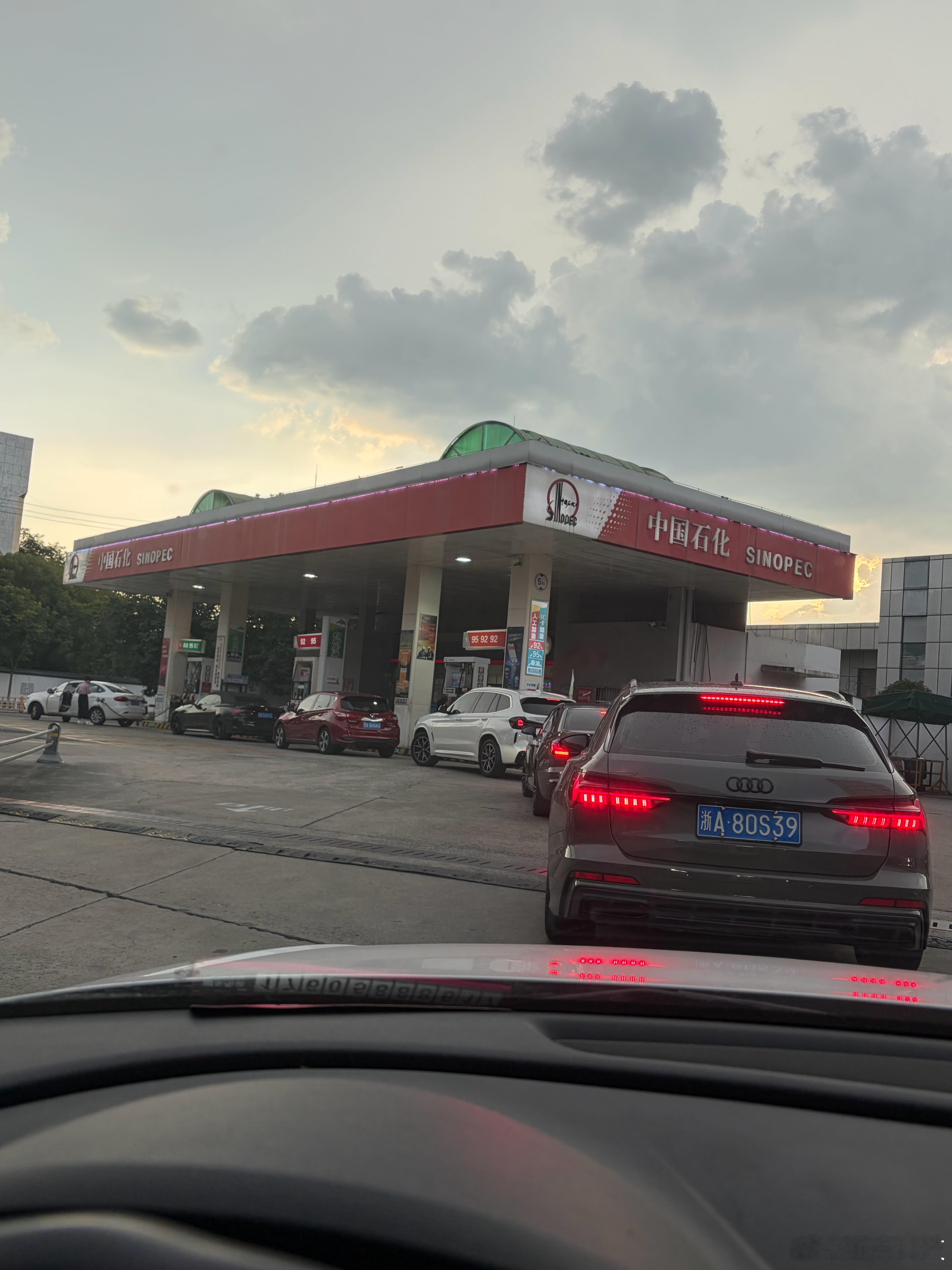 今晚油价上涨，都来排队加油了 杭州·彭埠
