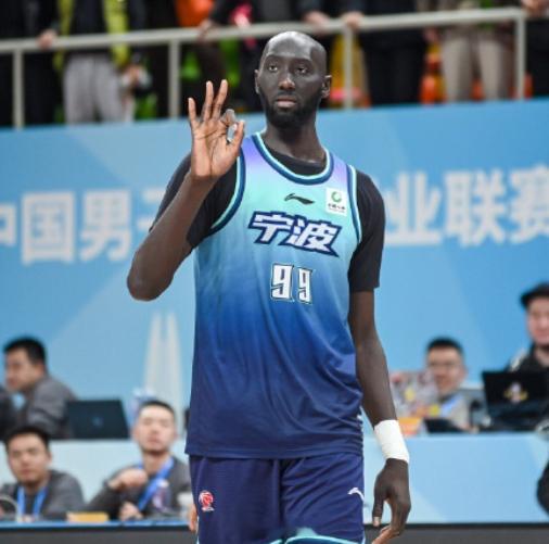 法尔重回NBA  今天上午，NBA费城76人官宣签下塔科·法尔、小贾米尔·尼尔森