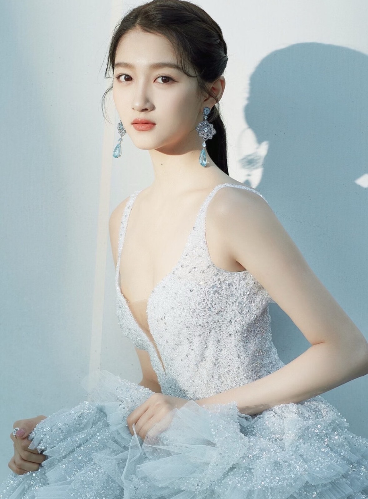 关晓彤 未来请幸福 说实话，关晓彤的颜值真的长在了我的审美上，那张脸又可爱又美又