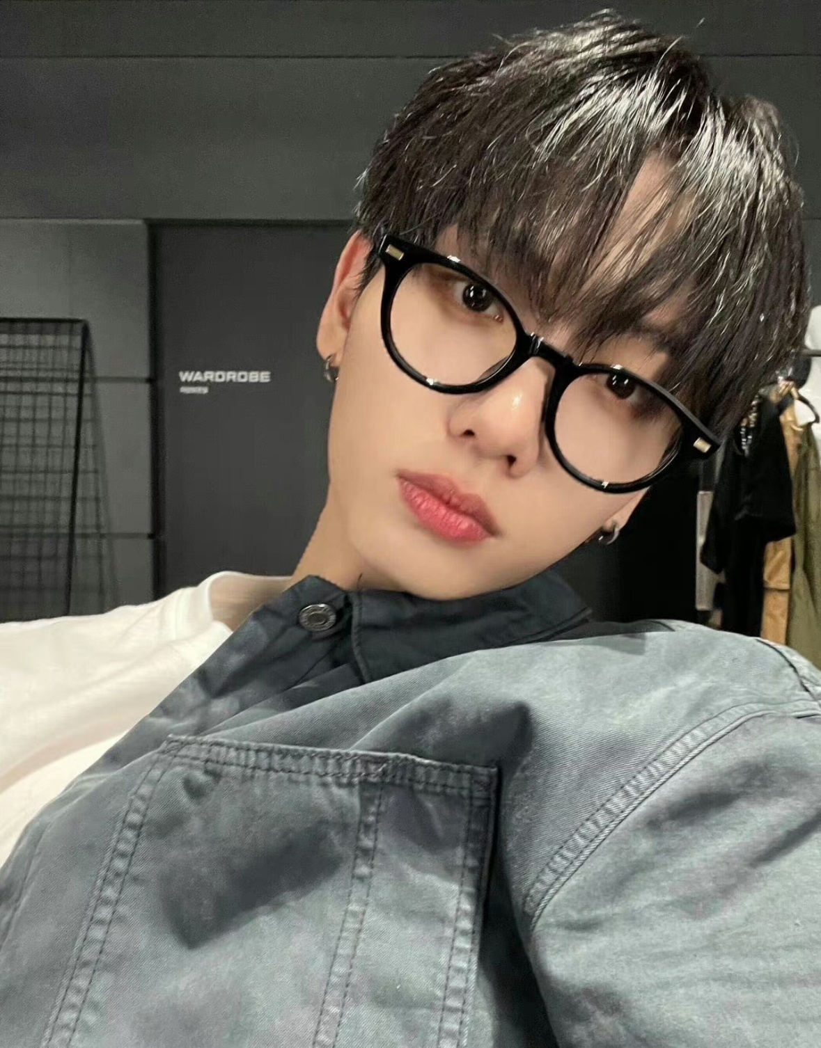 明宰铉你的笑容如同绽放的花朵，你的目光如同温暖的阳光，让人感觉无比美好 