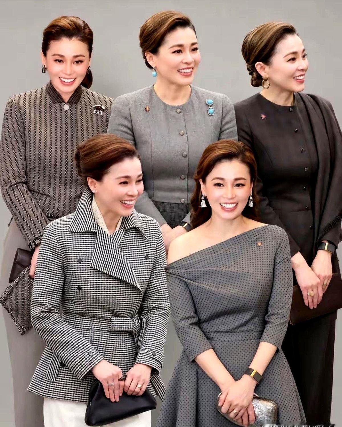 去趟日本连换五套灰色，泰国王后苏提达这波穿搭真把低调穿明白了。

别人出国访问恨