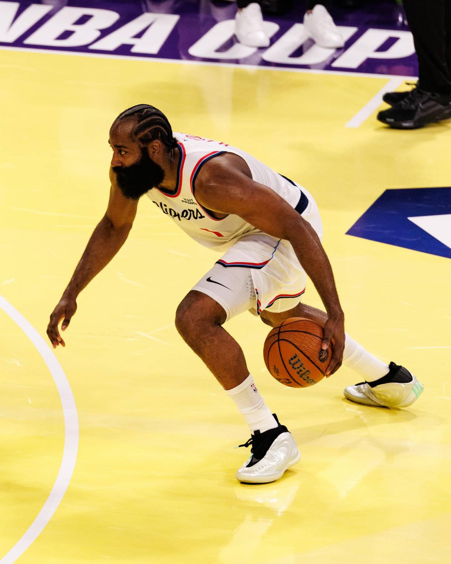 如何评价哈登的快船生涯？——效力3年，共出战195场比赛，场均得到21.1分5.