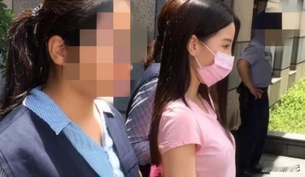 北京海淀，室友为救女子持刀与三名男子对峙，却被撕坏上衣，露出了隐私部位。情急之下