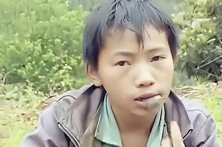广西6岁男孩，父亲意外去世，母亲抛弃他带着弟弟离开，为了生存，他挖野菜、采野果，