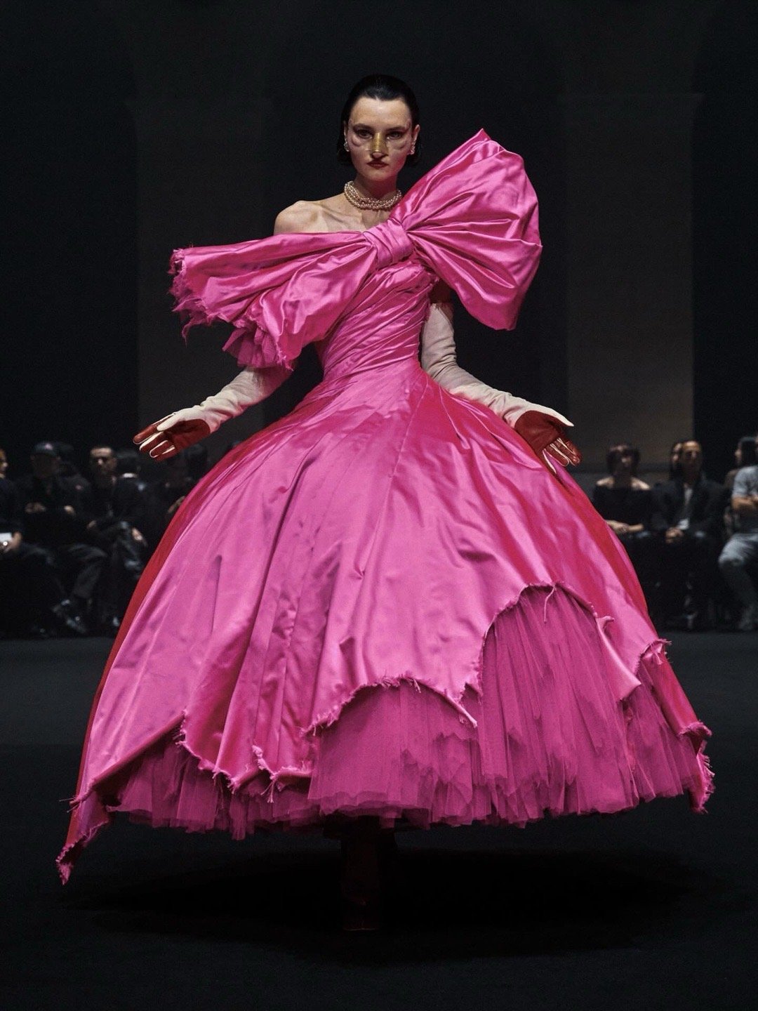 Matières Fécals2026秋冬系列它的秀在妆容方面总是这么“吓人”，