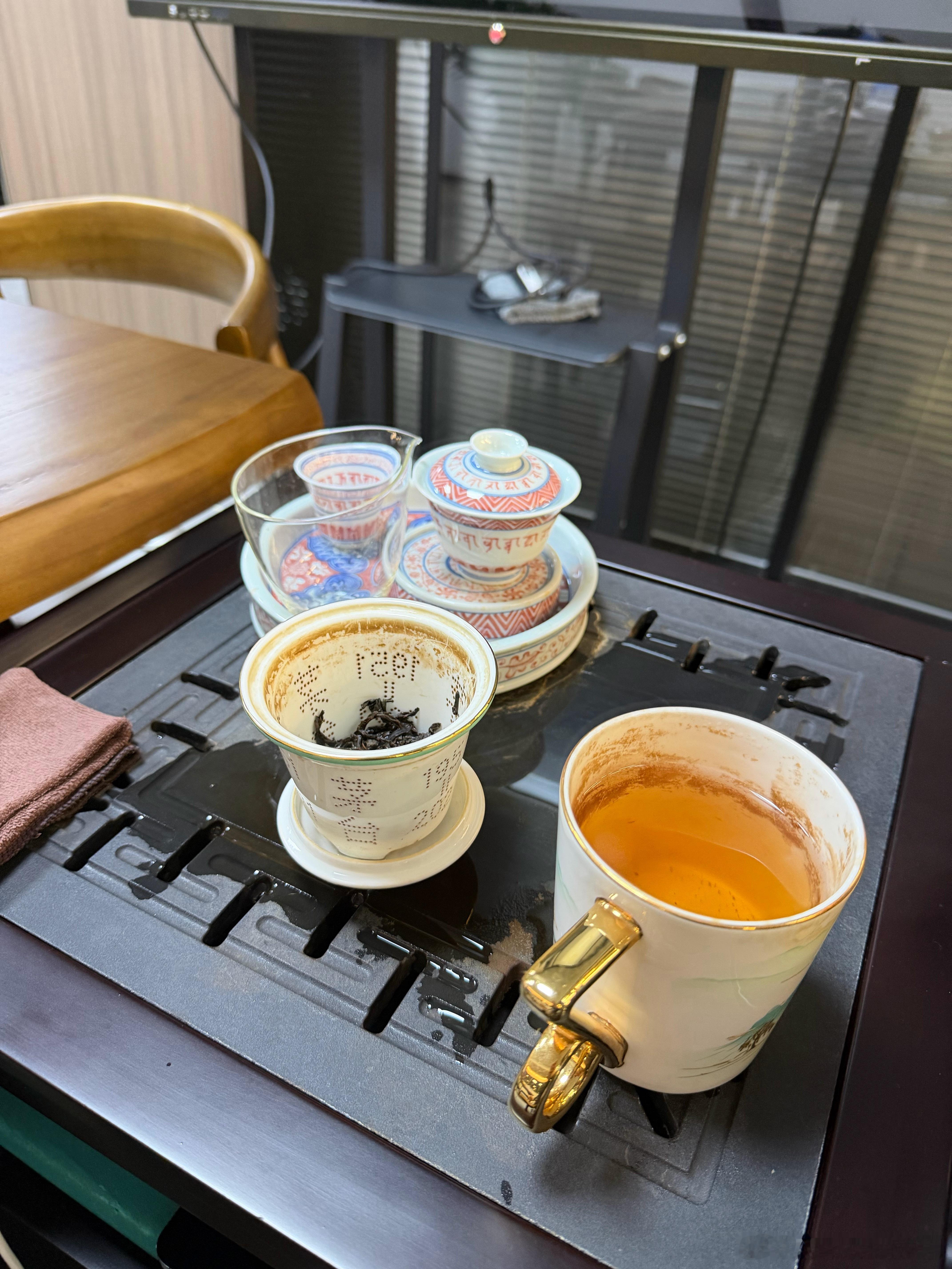 看到大家都出去陪家人过周末了，怕你们还担心工作，我这不，赶紧来公司替大家，家一会