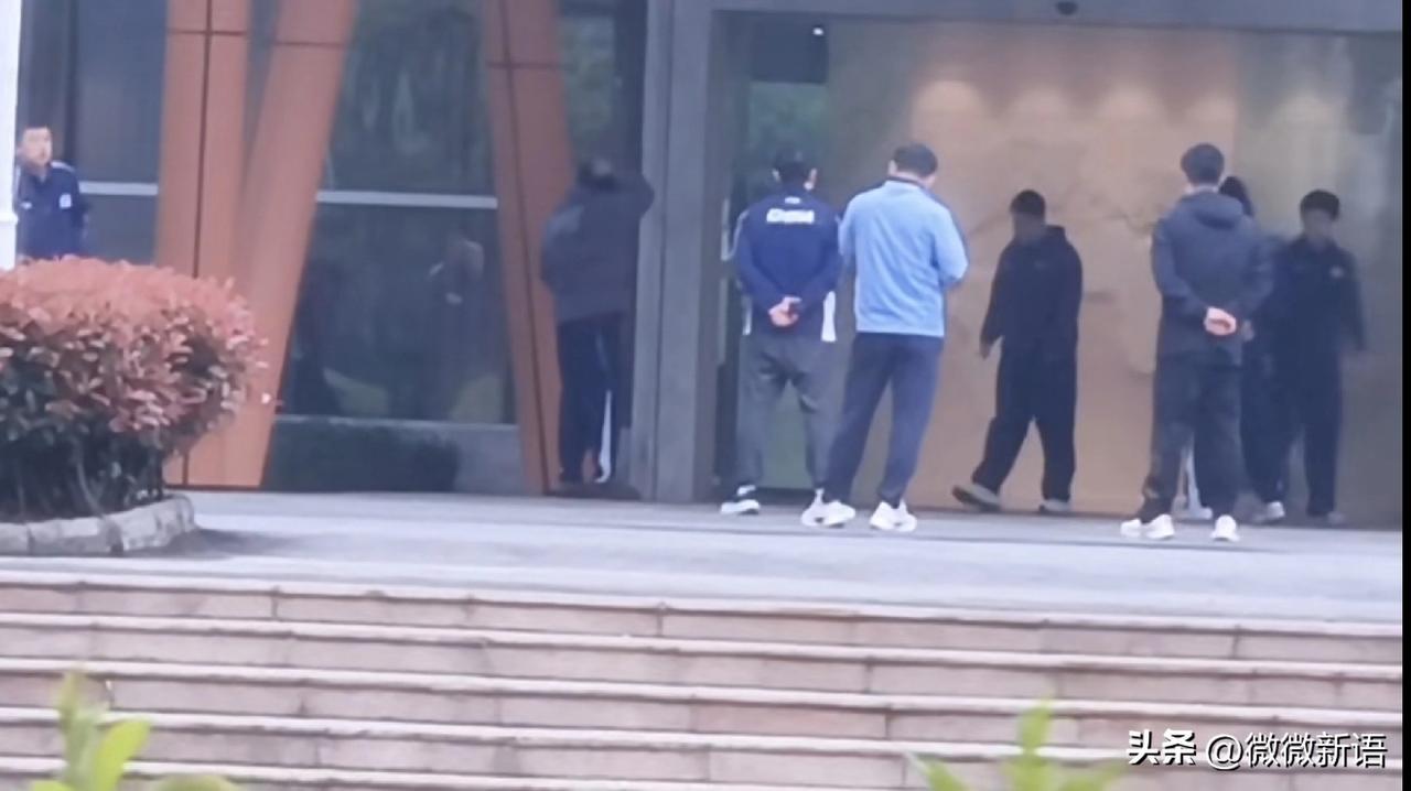 国乒男队每天早上都点名呢。
今天看到有博主分享的画面，志强教练在讲话。每天早上男