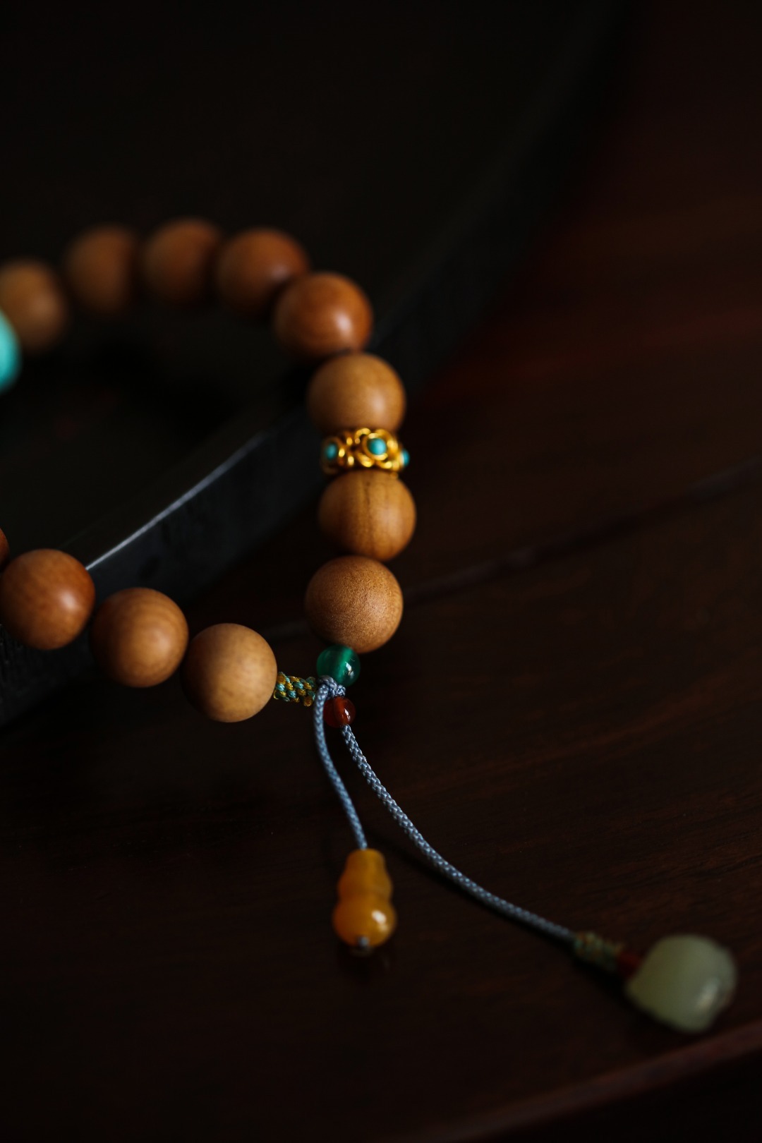 老山檀香【蓝萱】10mm16颗手串料质细腻，触感温润；香味持久，醇和绵长；细闻舒